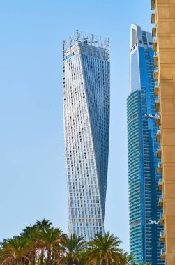 DUBAI, BAE - 2 Mart 2020 'de Dubai, Dubai Marina' da bulunan ve dünyanın en yüksek eğri büğrü binası olarak bilinen Cayan (Infinity) kulesinin fütüristik dış görünüşü