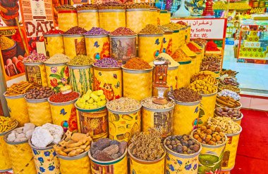 DUBAI, BAE - 2 Mart 2020: Bur Dubai Grand Souq 'un baharat tezgahı (pazar, pazar) 2 Mart' ta Dubai 'de güzel kokulu bitkiler, kurumuş çiçekler ve egzotik doğu baharatları sunmaktadır.