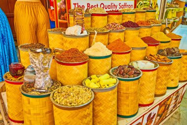 Bur Dubai Grand Souq 'un (pazara, pazara) tarçın, safran, zencefil, sokağa çıkma yasağı ve gül çiçekleriyle dolu büyük ahşap kutularıyla tezgahının tezgahı, Dubai, BAE