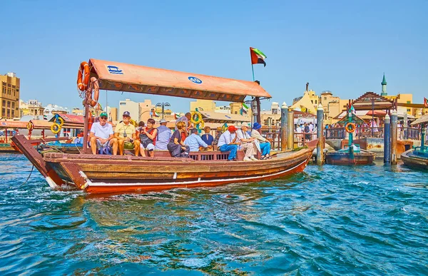DUBAI, BAE - 2 Mart 2020: Turistler Dubai Deresi 'ni geleneksel abra botuyla geçerek Deira ve Dubai bölgeleri arasında 2 Mart' ta Dubai 'de yüzüyorlar.