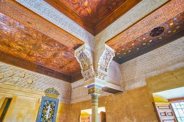 GRANADA, SPAIN - 25 Eylül 2019: Meksika 'daki Nasrid Alhambra Sarayı' nın mokarabe dekorları, sebka unsurları ve renkli İslami desenleri ile karışık sütun başkenti, 25 Eylül 'de Granada' da