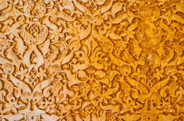 Granda, İspanya - 25 Eylül 2019: Yaldızlı Oda (Alhambra Nasrid Sarayı) duvarında güzel sebka sıva işi süslemesi, 25 Eylül 'de Granada' da