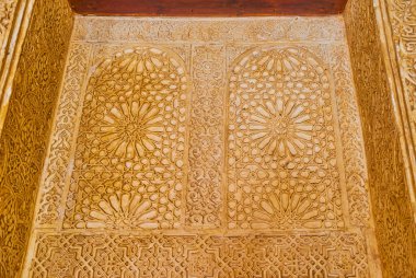 Granada, İspanya - SEPTEMBER 25 Eylül 2019: Alhambra Yaldızlı Oda (Nasrid Alhambra Sarayı), 25 Eylül 'de Granada' da çiçek, geometrik ve yıldızsal İslami desenlerle sebka sıva desenli güzel örnekler içerir.