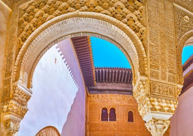 Granada, İspanya - 25 Eylül 2019 'da Granada' da eski sebka sıva, arabesk ve mokarabe oymalarıyla zenginleştirilmiş Yaldızlı Oda Avlusu (Nasrid Palace, Alhambra) kemeri
