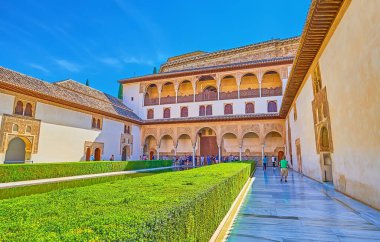 Granada, İspanya - 25 Eylül 2019 'da Granada' da, ağaç çalıları ve şaheser sebka sıva ile gölgeli Myrtles Mahkemesi (Nasrid Palace, Alhambra) kuruldu.