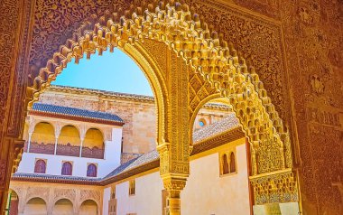 GRANADA, SPAIN - 25 Eylül 2019: 25 Eylül 'de Granada' daki Nasrid Sarayı, Myrtles Sarayı manzaralı Comare Palace 'ın karmaşık sebka sıva ve mokarabe kemer dekoru