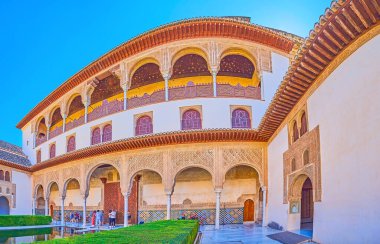 GRANADA, İspanya - 25 Eylül 2019: Myrtles Mahkemesi, Alhambra 'daki Nasrid Sarayı' nın manzaralı dış görünüşünü 25 Eylül 'de Granada' da açtı.