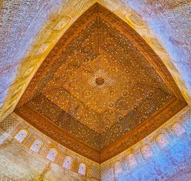 GRANADA, SPAIN - SEPTEMBER 25, 2019: 25 Eylül 'de Granada' da Büyükelçilik Sarayı 'nın (Nasrid Palace, Alhambra) oyulmuş kapola, işlemeli detaylar, sebka alçı, mokarabe ve Arapça ekranlı zengin Mudejar dekorasyonu