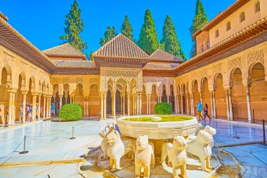 GRANADA, İspanya - 25 Eylül 2019: Taş Aslan Çeşmesi, 25 Eylül 'de Granada' da, Arcade, Sütunlar ve sebka oymalarıyla süslenmiş, Alhambra 'daki Nasrid Sarayı' nın incisidir.