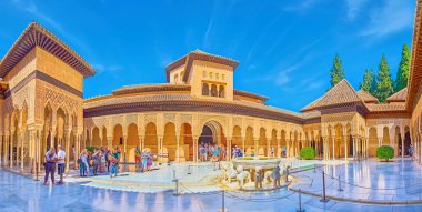 GRANADA, SPAIN - 25 Eylül 2019: Aslan çeşmeli Mudejar tarzı Aslanlar Mahkemesi, 25 Eylül 'de Granada' daki Nasrid Sarayı 'nda sütunlar, mokarabeler ve sebka dekorlarıyla çevrili