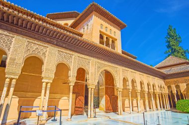 Granada, İspanya - 25 Eylül 2019 'da Granada' da Nasrid Sarayı 'nın kapıları Aslanlar Mahkemesi' ne açılıyor ve 25 Eylül 'de Granada' da oyulmuş arabesk ve mokarabe detaylarıyla olağanüstü sebka sıva işçiliği ile övünüyorlar.