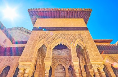 Granada, İspanya - 25 Eylül 2019: 25 Eylül 'de Granada' da Aslanlar Divanı 'ndan (Alhambra) sebka sıva, mokarabe kemerleri ve ince sütunlarla süslenmiş Nasrid Sarayı' nın inanılmaz oyma verandası