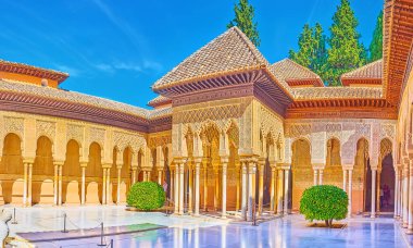 GRANADA, İspanya - SEPTEMBER 25, 2019: Nasrid Sarayı Aslanları Mahkemesi 'nin etkileyici mimari topluluğu, Alhambra süslü atari salonu, sebka sıva işi, mokarabe kemerleri ve ince sütunlarla süslenmiş, 25 Eylül' de Granada 'da