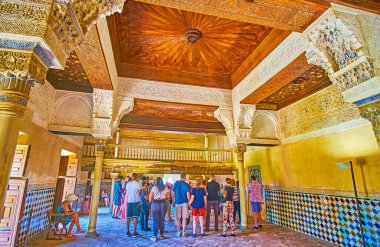 GRANADA, SPAIN - 25 Eylül 2019: 25 Eylül 'de Granada' da Meksika 'daki Nasrid Alhambra Sarayı' nın ahşap tavanda oyulmuş desenler, sebka dekorları ve renkli Endülüs sürüleri ile süslü bir iç mekan