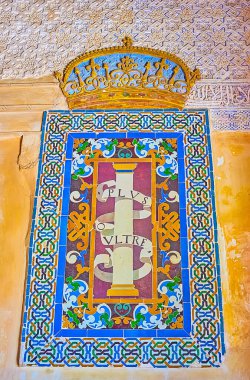 Granada, İspanya - 25 Eylül 2019 'da Alhambra Nasrid Sarayı' nın Meksika Salonu 'nun duvarı, renkli fayanslardan yapılmış ve ince desenlerle çevrili Carlos V Arms ile süslenmiştir.