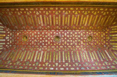 Granada, İspanya - 25 Eylül 2019: Yaldızlı Odanın tavanı (Alhambra Nasrid Sarayı) 25 Eylül 'de Granada' da mokarabella kolyesi, oyma ve boyama desenleri içerir.