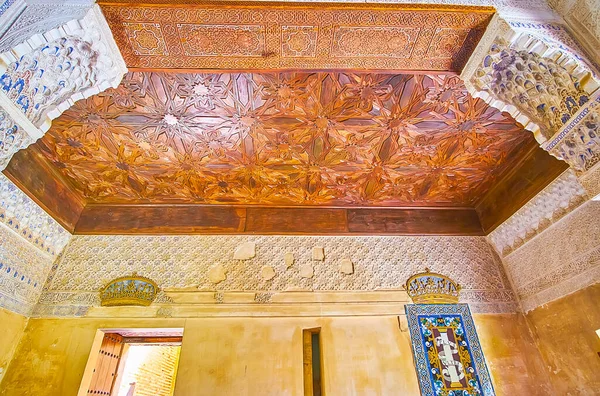 2019年9月25日 在格拉纳达的纳斯里德宫的墨西哥人大厅 墙壁上装饰着复杂的塞布卡装饰 精致的耕作和雕刻的木制天花板 装饰着华丽的装饰品 — 图库照片