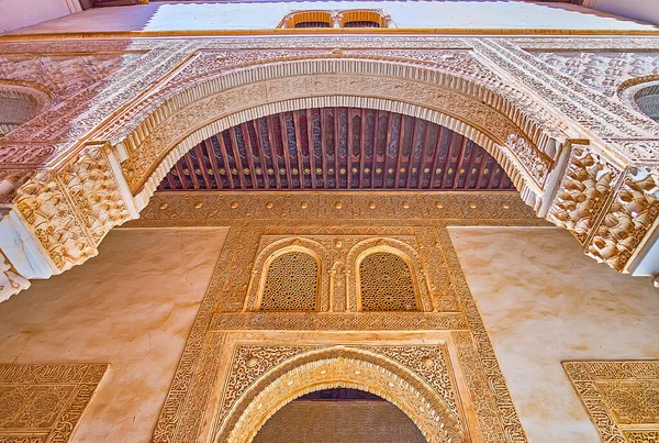 2019年9月25日 在格拉纳达 镀金屋 Alhambra Nasrid Palace 的耐心 以保存Sebka石灰 阿拉伯屏风 雕刻拱门而闻名 — 图库照片