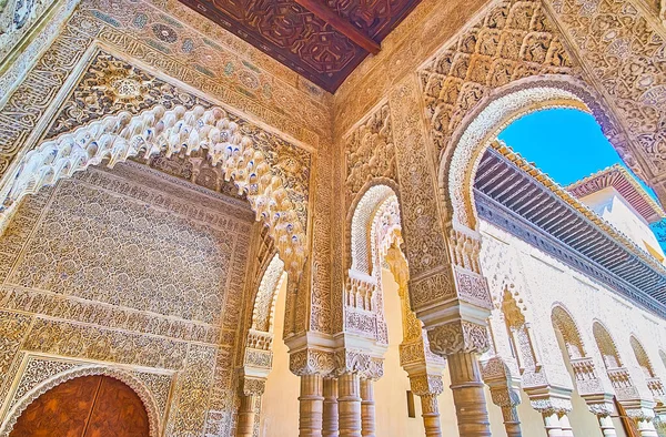 GRANADA, SPAIN - 25 Eylül 2019: The Arcade of Lions (Nasrid Palace, Alhambra) with şaheser sebka plasterwork and mocarabe details, traditional for Mudejar style, in Granada