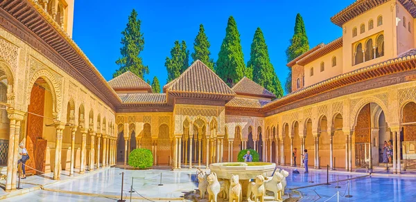 GRANADA, SPAIN - SEPTEMBER 25, 2019: 25 Eylül 'de Granada' da Aslanlar Mahkemesi 'nde (Nasrid Palace, Alhambra) mokarabe kemerleri ve sebka dekorlarıyla çevrili muhteşem aslan çeşmesi,