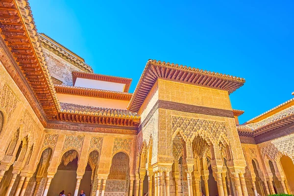 Granada, İspanya - 25 Eylül 2019: Eşsiz sebka sıva ve ince sütunları, Aslanlar Mahkemesi, Alhambra ile Nasrid Sarayı 'nın çarpıcı atari salonu, 25 Eylül' de Granada 'da