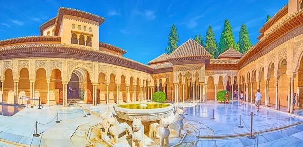 Granada, İspanya - 25 Eylül 2019: 25 Eylül 'de Granada' da sütunlar ve sebka tuğlalarıyla süslenmiş orta çağ Aslan Mahkemesi (Nasrid Palace, Alhambra) panorama