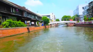 BANGKOK, THAILAND - 24 Nisan 2019: Banglamphu ilçesinin eski yerleşim yerleriyle dolu Bang Lamphu Khlong (kanal) gezisinin tadını çıkarın