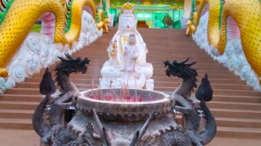 Wat Huai Pla Kang Pagoda, Chiang Rai, Tayland 'da bulunan Guan Yin (Merhamet Tanrıçası) heykelinin önünde aroma çubukları bulunan antika kase.
