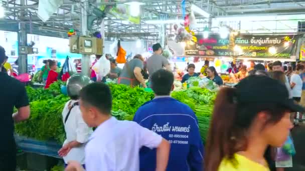 バンコク 2019年5月13日 5月13日 バンコクのTalad Saphan Put市場の農産物コーナーにある 緑とハーブのヒープでいっぱいの屋台のクライアント — ストック動画