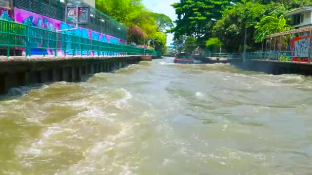 发自泰国曼谷 2019年4月24日 这些快速漂浮的渡船在曼谷的Saen Saep Khlong 上掀起了汹涌的巨浪 那里排列着古老的街区 贫民窟和茂盛的热带绿地 — 图库视频影像