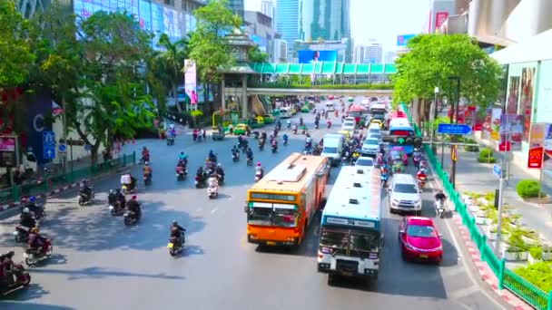 バンコク エイプリル社2019年4月24日 バンコクで4月24日に開催される 近代的な高層ビルやモールが立ち並ぶ賑やかなラチャダムリ道路を自転車や自転車で走る高速道路 — ストック動画