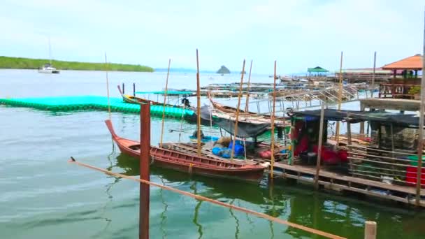 係留されたカヤック 長い杭 木製の傾斜歩道橋 タイのコPanyi浮動イスラム教徒の村の小さな魚の農場を持つ造船所 — ストック動画