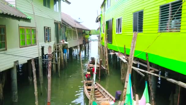 Estrecho Muelle Con Pilas Madera Kayaks Amarrados Intercalado Entre Las — Vídeo de stock