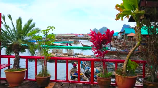 Muelle Madera Panyi Pueblo Musulmán Flotante Está Decorado Con Plantas — Vídeos de Stock