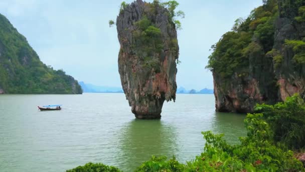 緑に覆われ 水に囲まれたコ カルスト塔は タイのジェームズ ボンド島 の海岸に位置しています — ストック動画