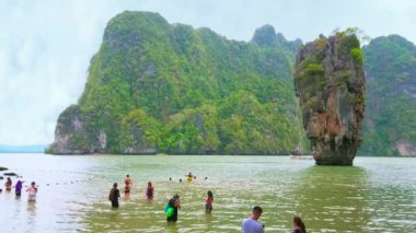 AO PHANG NGA, THAILAND - 28 Nisan 2019: James Bond Adası (Khao Phing Kan) 28 Nisan 'da Ao Phang Nga' da Ko Ta Pu 'nun karst kulesini izlemek için popüler bir turizm mekanıdır.