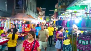 CHIANG RAI, THAILAND - 10 Mayıs 2019: Chiang Rai Gece Pazarı 'nın kalabalık caddesi, 10 Mayıs' ta Chiang Rai 'de bir sürü tezgah, mağaza, kafe ve sokak yemekleri satılan, çeşitli mallar sunan,