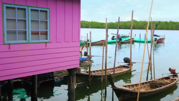 Velhos Barcos Caiaque Estão Ancorados Colorida Casa Estilhaços Madeira Aldeia — Vídeo de Stock