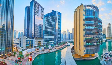 DUBAI, BAE - 2 Mart 2020: Dubai Marina, 2 Mart 'ta Dubai' de Crowne Plaza, Silverene Towers veya Pier 7 restoran kompleksi gibi yüzlerce lüks konut, eğlence ve iş hayatına sahip.