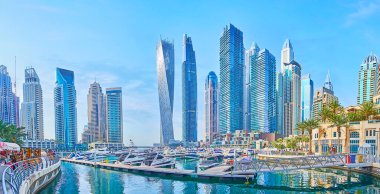 DUBAI, BAE - 2 Mart 2020: Dubai Marina 'nın en yüksek gökdelenleri ve yat kulübü panoraması Cayan Kulesi, Damac Residenze ve diğer lüks gökdelenleri, 2 Mart' ta Dubai 'de