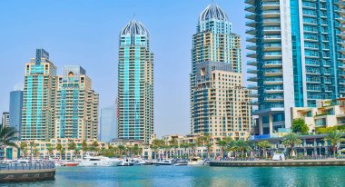 DUBAI, BAE - 2 Mart 2020: Dubai Marina Panoraması lüks gökdelenleri - Al Murjan ve Al Mesk Towers, 2 Mart 'ta Dubai' de yat kulübüne dönük
