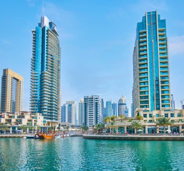 DUBAI, BAE - 2 Mart 2020: Dubai Marina Kanalı, Bristol Charter 'ın küçük limanı, cam yüksek binalar ve Jumeirah Lake Towers' ın çevresi, 2 Mart 'ta Dubai' de