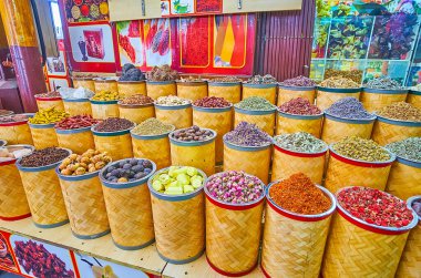 DUBAI, BAE - 2 Mart 2020: Grand Souq Deira 'nın Baharat Çorbası bölümü, 2 Mart' ta Dubai 'de çeşitli baharatlar, doğu otları, çiçek yaprağı çayı, kurutulmuş meyve, fındık ve diğer egzotik ürünleriyle popülerdir.