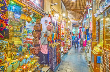 DUBAI, BAE - 2 Mart 2020: 2 Mart 'ta Dubai' de geniş bir yelpazede Doğu Souq Deira 'nın Arap lambaları, parfümleri, yaldızlı heykelcikleri, baharatları ve giysileri bulunan dar sokağı