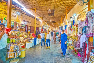 DUBAI, BAE - 2 Mart 2020: Grand Souq Deira 'nın farklı tezgahları, egzotik baharatlar, yerel parfümler, renkli kıyafetler, doğu hatıraları içeren uzun ve dar geçitleri 2 Mart' ta Dubai 'de