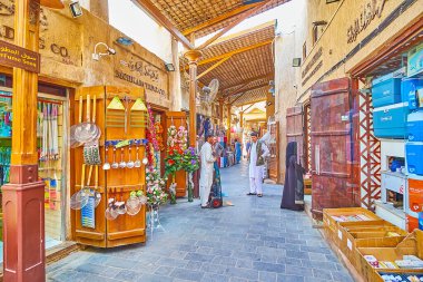 DUBAI, BAE - 2 Mart 2020: 2 Mart 'ta Dubai' de, Grand Souq Deira 'nın Utensil Souq bölgesinin dar sokağında çok sayıda küçük mağaza ve tezgah, sofra takımı ve ev eşyaları sunarak yürüyün.