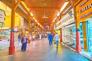 DUBAI, BAE - 2 Mart 2020 'de Dubai' de mücevher mağazaları ve hediyelik eşya tezgahlarıyla dolu, ahşap tavan ve sütunlarla kaplı Altın Çorba sokağı