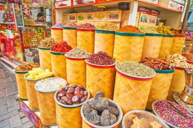 DUBAI, BAE - 2 Mart 2020: Dubai 'de Deira Grand Souq (pazar), çeşitli baharatlar, otlar, kurutulmuş meyveler, fındık ve çiçek çaylarıyla