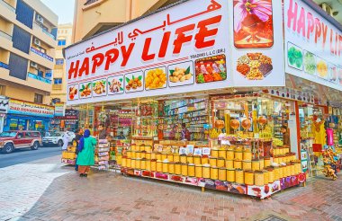 DUBAI, BAE - 2 Mart 2020: 2 Mart 'ta Dubai' de Deira Grand Souq (pazar) büyük miktarda baharat, çiçek yaprakları, otlar, kurutulmuş meyveler, fındık ve çay ile birlikte