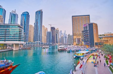 DUBAI, BAE - 2 Mart 2020 'de Dubai Marina' da gece yürüyüşü, 2 Mart 'ta Dubai' de yat gezileri, açık hava kafeleri, lüks oteller, alışveriş merkezleri ve fütüristik mimari ile ünlüdür.